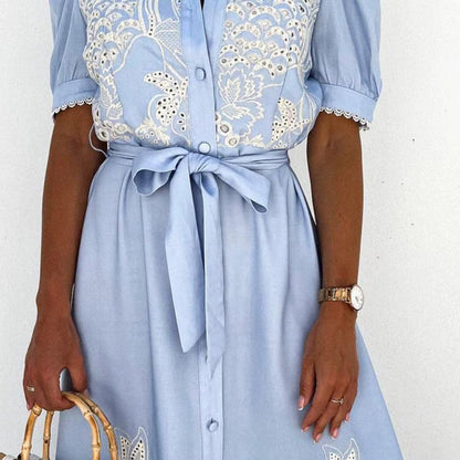 Céleste – Robe Midi Brodée Bleu Ciel pour l'Été